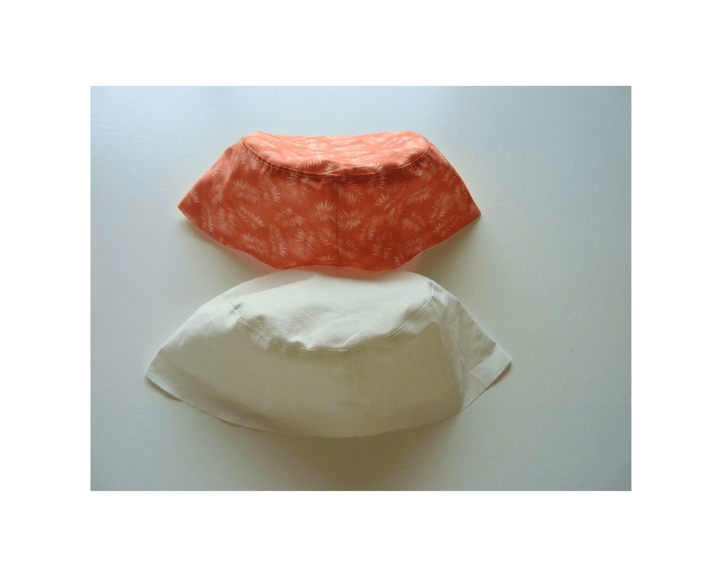 Realizzare la parte alta del cappello a secchiello in tessuto floreale rosa e in fodera