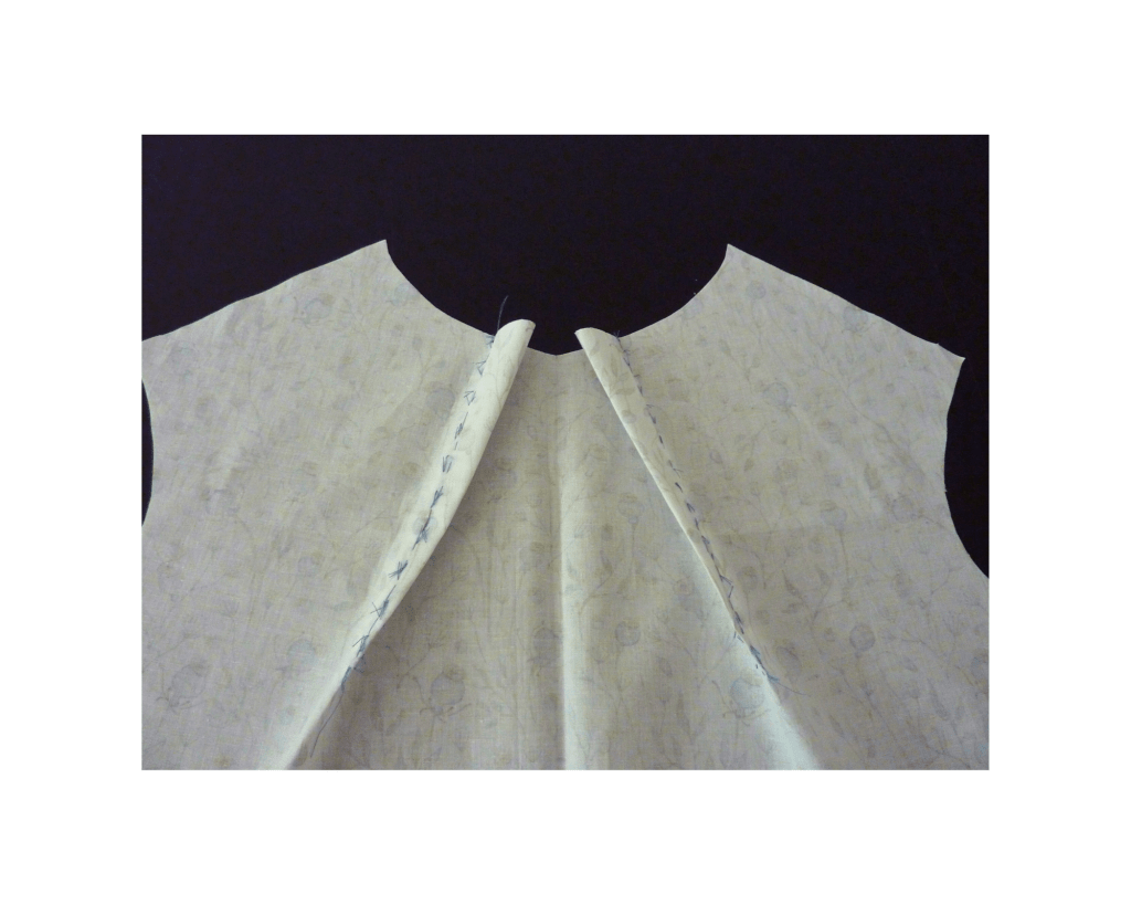 Creazione delle riprese nel girocollo della blusa in cotone