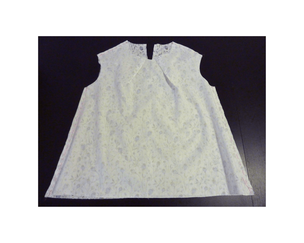 Cuciture delle spalle e lati della blusa in cotone estiva