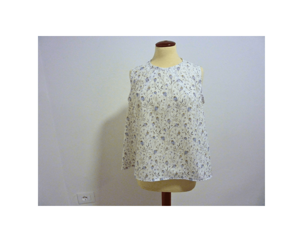 blusa in cotone fresca estiva con motivi floreali, senza maniche e con riprese nel girocollo