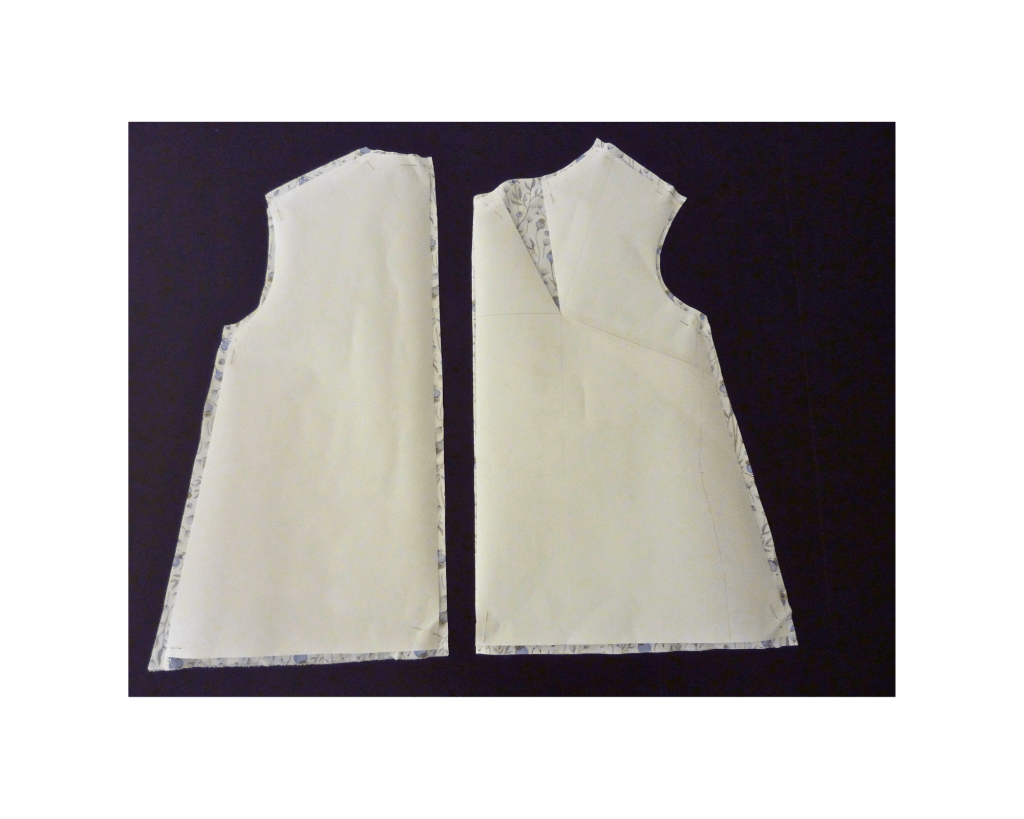 Posizionamento cartamodello blusa sul tessuto 