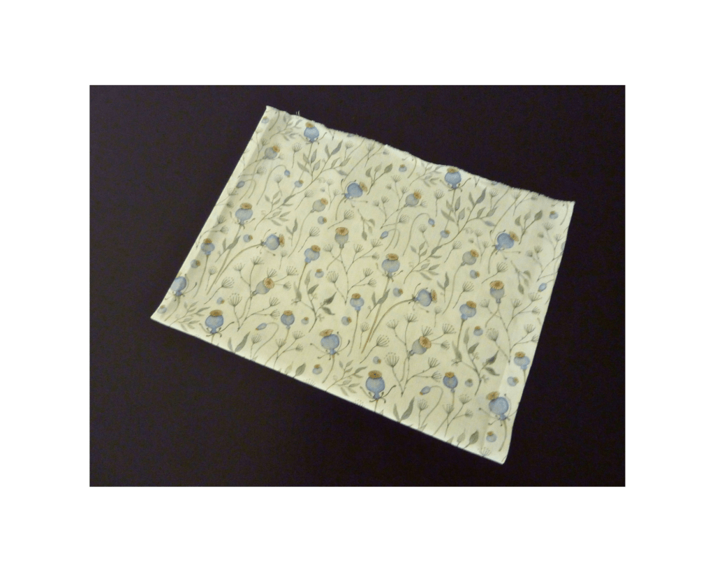 foto del tessuto scelto per la creazione di due bluse in cotone con fantasia floreale