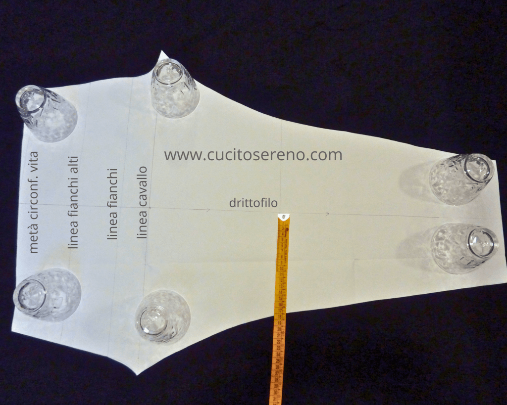 posizionamento del cartamodello sul tessuto jersey di cotone nero su doppio strato