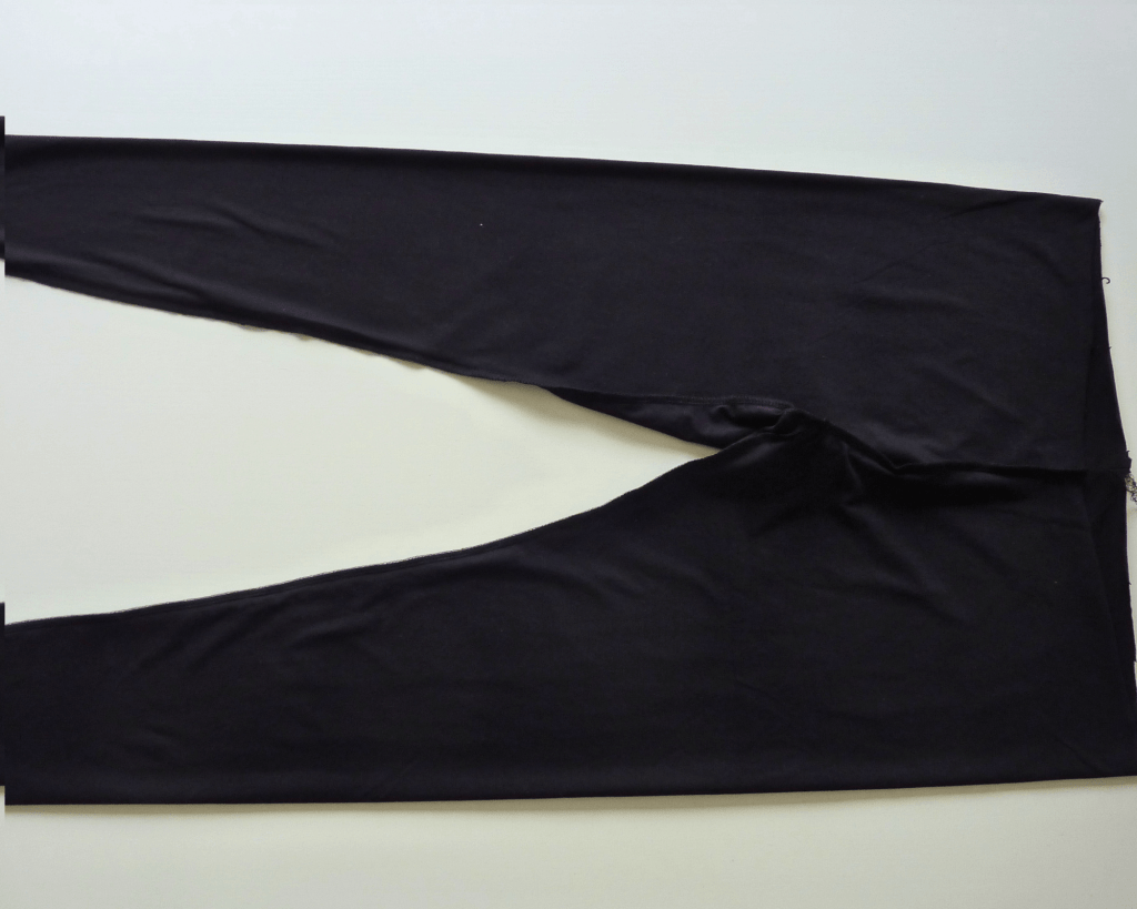 Leggings di jersey nere cucite, ma ancora senza cinturino