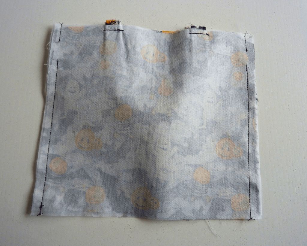 Cucire i lati della borsa dritto contro dritto lasciando lo spazio per la coulisse