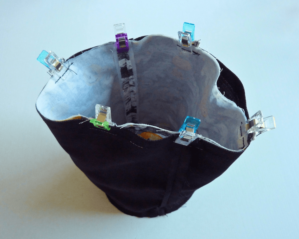 Inserire la parte esterna della borsa nella fodera, dritto contro dritto e cucire.