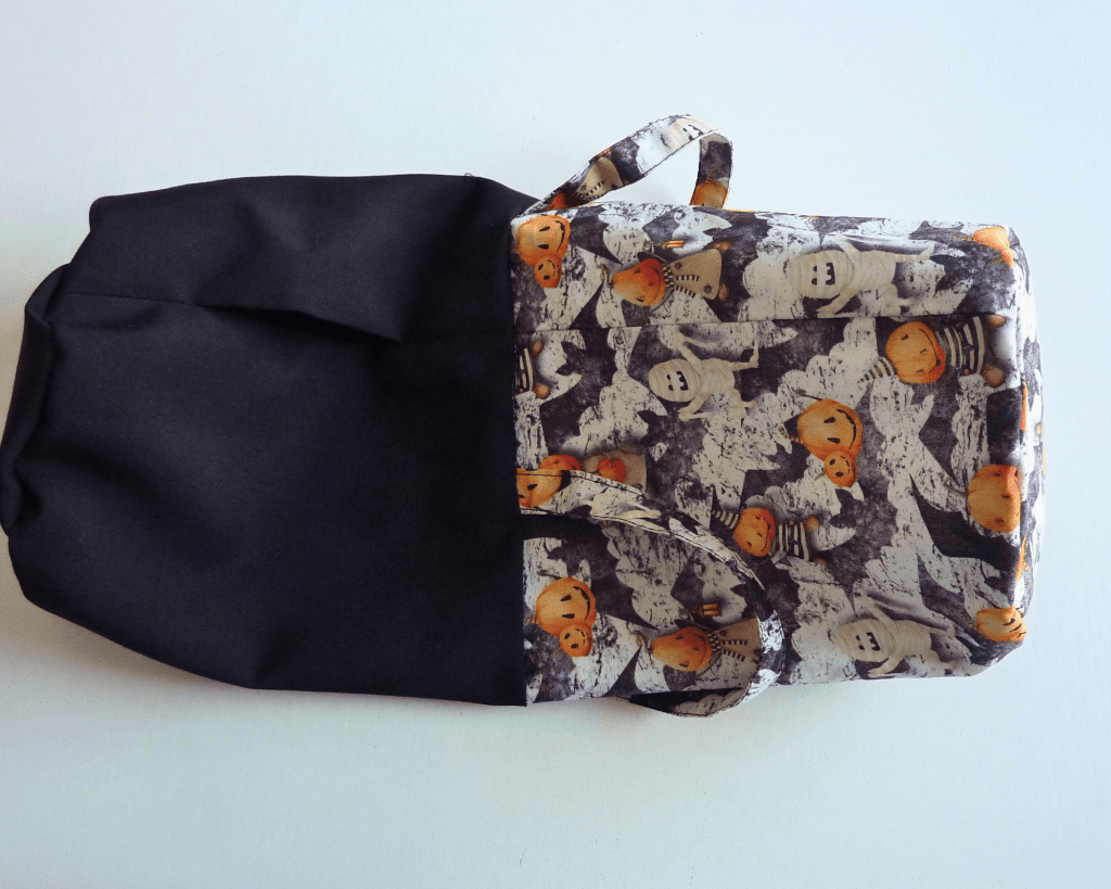 Risvoltare la parte esterna della borsa attaccata alla fodera, tramite il buco di 10 cm che si è lasciato sul lato