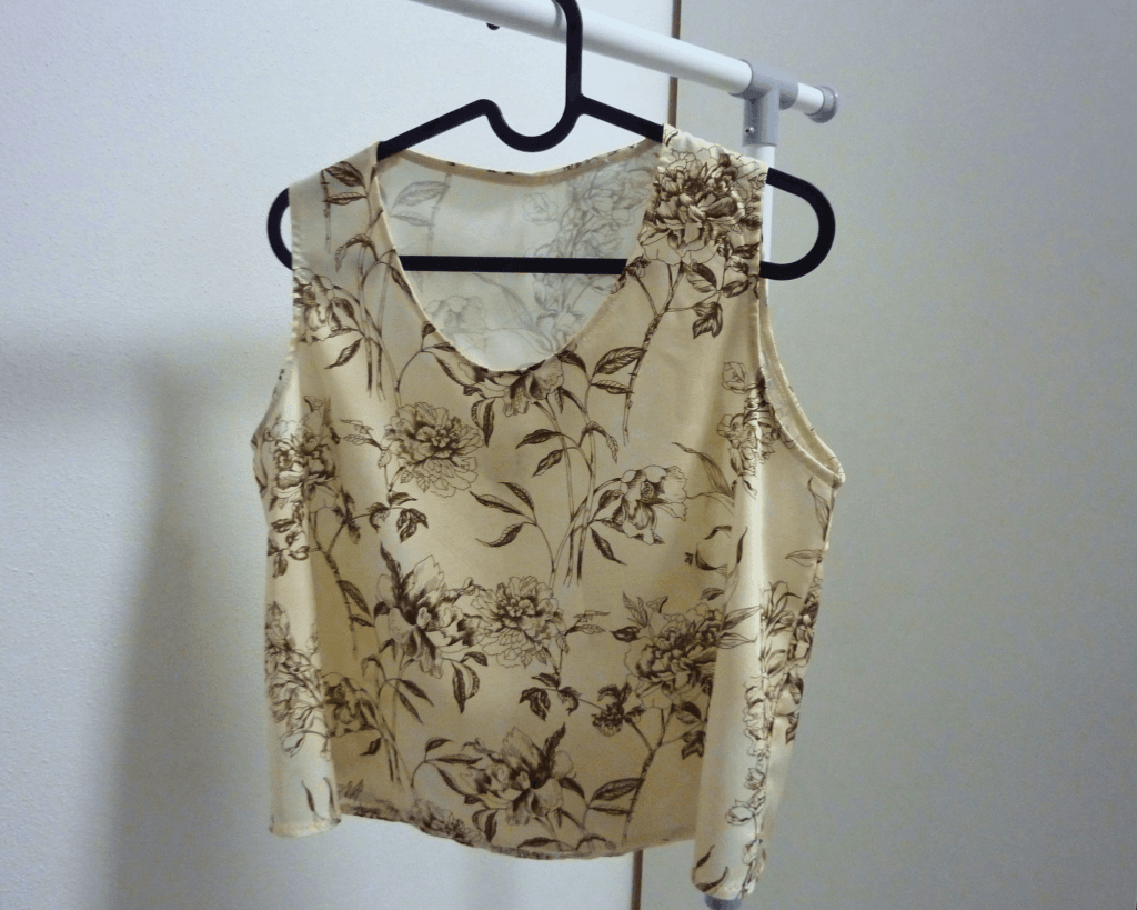 Canotta estiva elegante ottenuta con un tessuto molto scivoloso